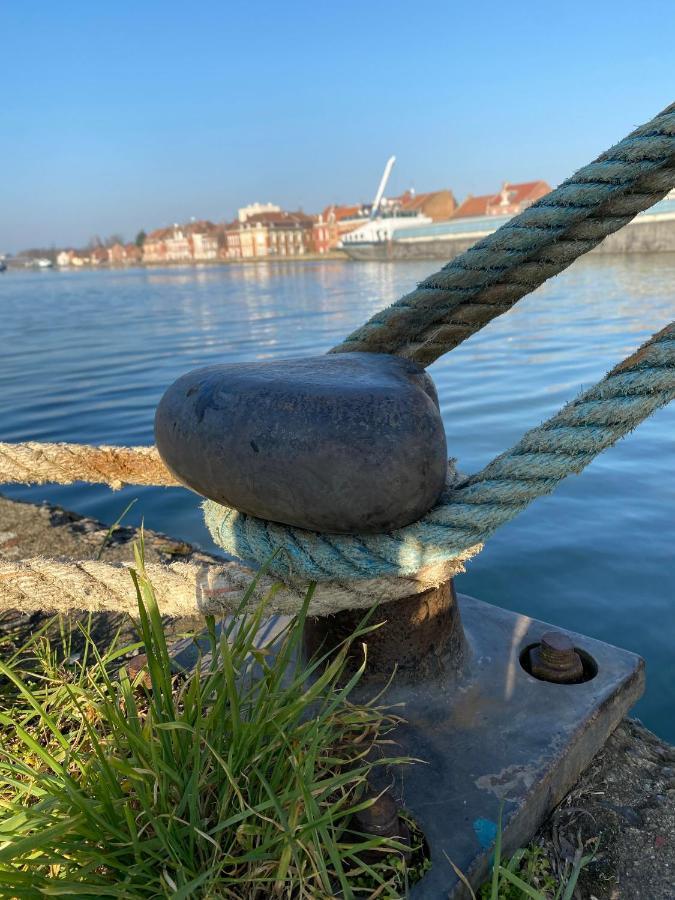 Peniche "Louise Michel" Sejournez Dans L'Appartement Du Capitaine, Offrez Vous Une Experience Inoubliable Au Fil De L'Eau Douai Exterior foto